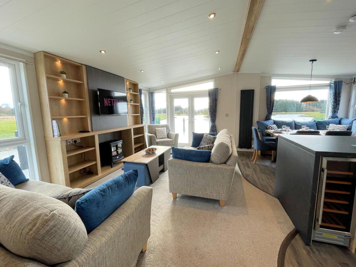 אנן Luxury Lakeside Lodge With Htub Beautiful Views מראה חיצוני תמונה
