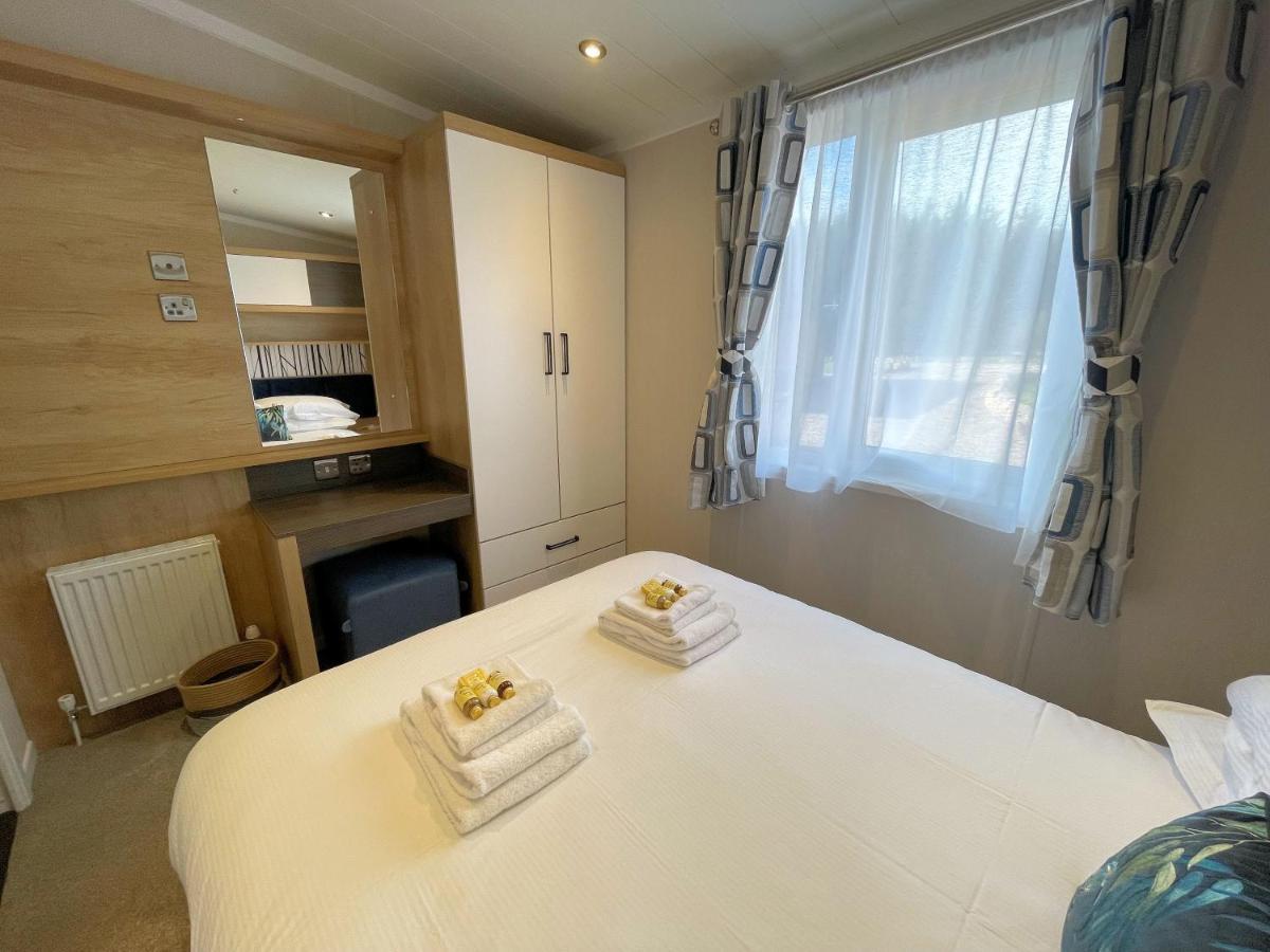 אנן Luxury Lakeside Lodge With Htub Beautiful Views מראה חיצוני תמונה